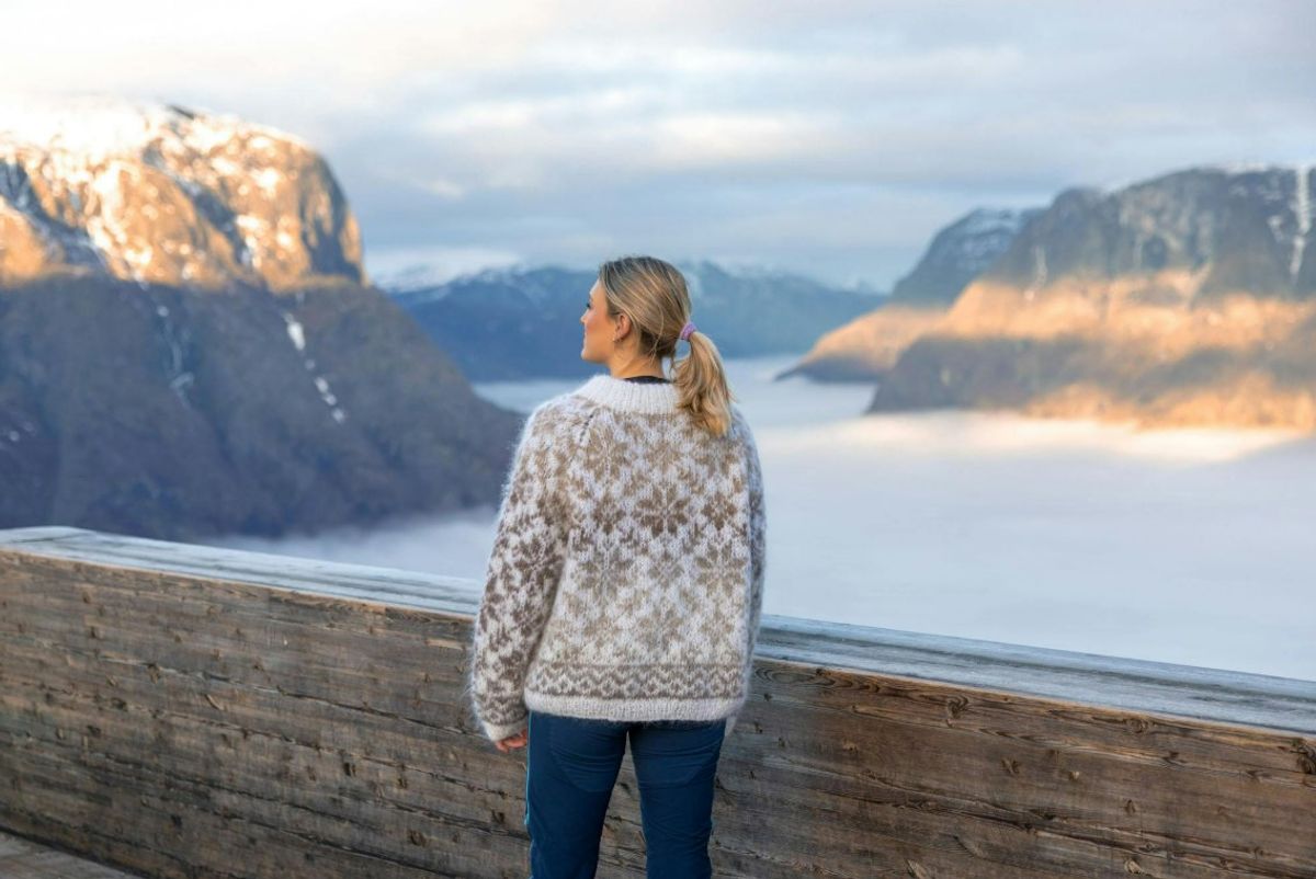 -20% Carly genser - Påfugl og Caness